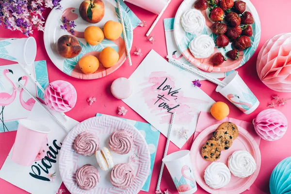 tatlı ve meyve ile pembe tabloda üstten görünüm 