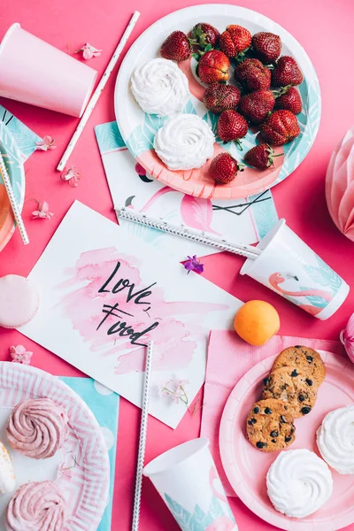 tatlı ve meyve ile pembe tabloda üstten görünüm 