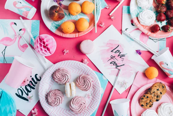 tatlı ve meyve ile pembe tabloda üstten görünüm 