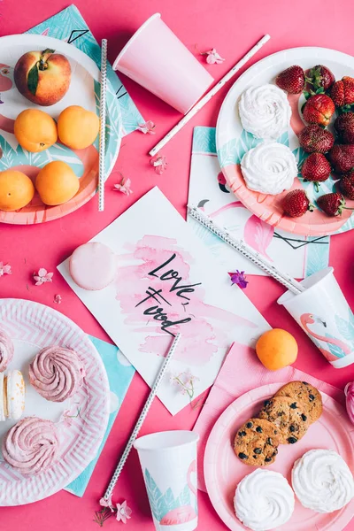 tatlı ve meyve ile pembe tabloda üstten görünüm 