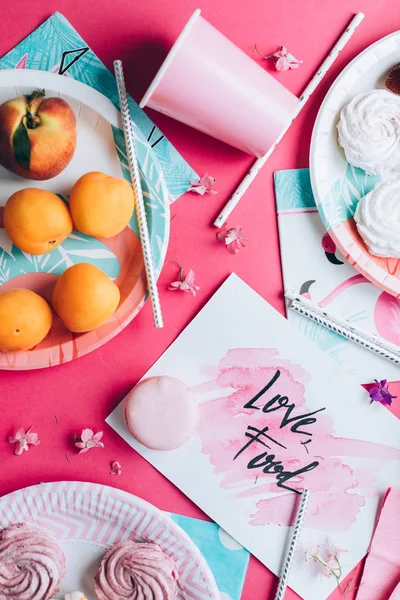 tatlı ve meyve ile pembe tabloda üstten görünüm 