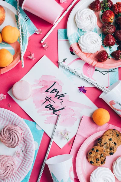 tatlı ve meyve ile pembe tabloda üstten görünüm 