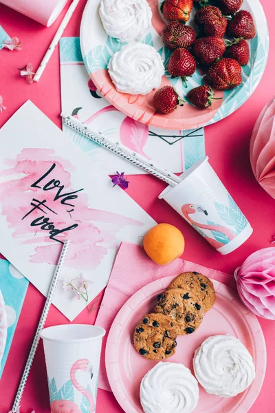 tatlı ve meyve ile pembe tabloda üstten görünüm 