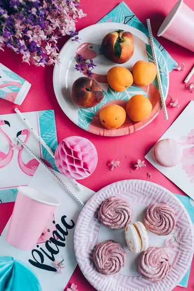 tatlı ve meyve ile pembe tabloda üstten görünüm 