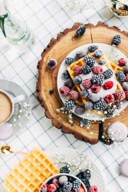 Gıda kompozisyon, dondurulmuş çilek, waffle, kahve ve çiçekler