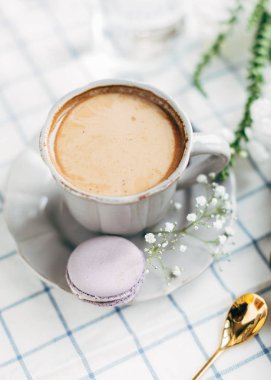 Kahve süt ve acıbadem kurabiyesi 