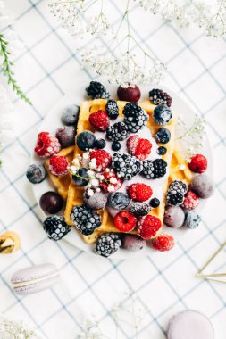 Plaka, üstten görünüm üzerinde taze çilek ile tatlı waffle