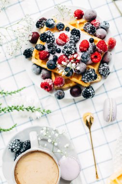 Taze çilek, fincan kahve, en iyi görünümü ile iştah açıcı gofret