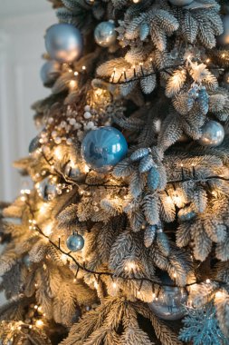 parlak baubles ve ışıklar garland ile süslenen güzel Noel ağacı  