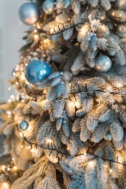 parlak baubles ve ışıklar garland ile süslenen güzel Noel ağacı  