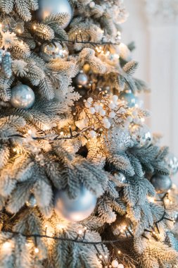 parlak baubles ve ışıklar garland ile süslenen güzel Noel ağacı  