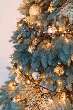 parlak baubles ve ışıklar garland ile süslenen güzel Noel ağacı  