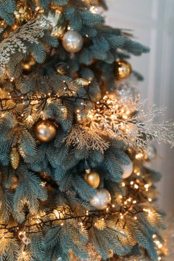 parlak baubles ve ışıklar garland ile süslenen güzel Noel ağacı  