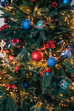 parlak baubles ve ışıklar garland ile süslenen güzel Noel ağacı  