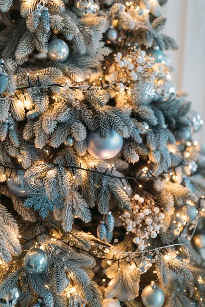 Bellissimo Albero Natale Decorato Con Brillanti Bagattelle Luci Ghirlanda — Foto Stock