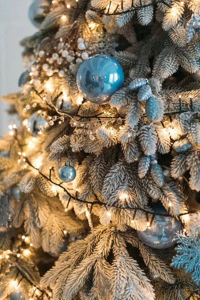 Bellissimo Albero Natale Decorato Con Brillanti Bagattelle Luci Ghirlanda — Foto Stock