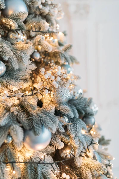 Bellissimo Albero Natale Decorato Con Brillanti Bagattelle Luci Ghirlanda — Foto Stock