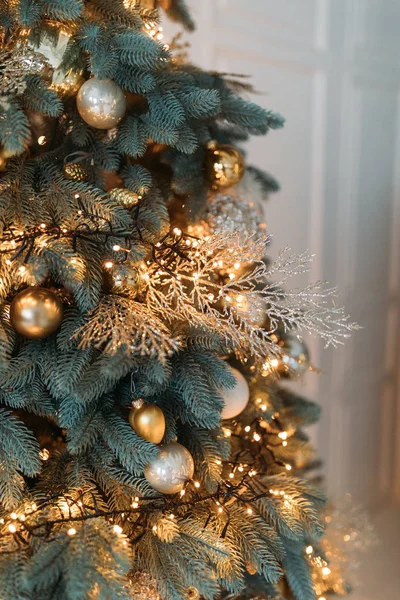 parlak baubles ve ışıklar garland ile süslenen güzel Noel ağacı  