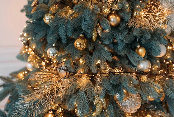 Bellissimo Albero Natale Decorato Con Brillanti Bagattelle Luci Ghirlanda — Foto Stock