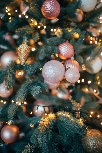 Bellissimo Albero Natale Decorato Con Brillanti Bagattelle Luci Ghirlanda — Foto Stock