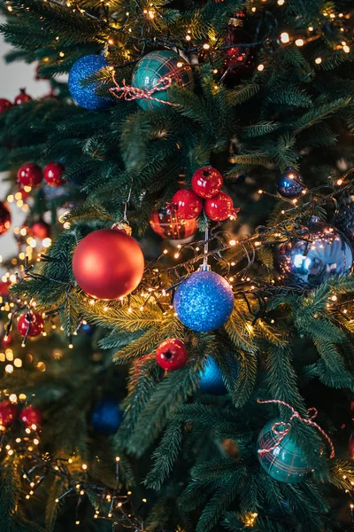 parlak baubles ve ışıklar garland ile süslenen güzel Noel ağacı  