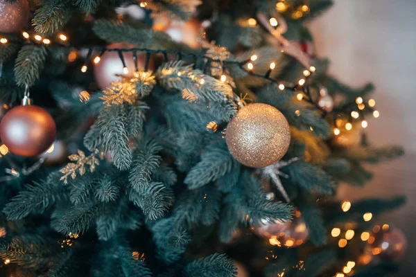 parlak baubles ve ışıklar garland ile süslenen güzel Noel ağacı  