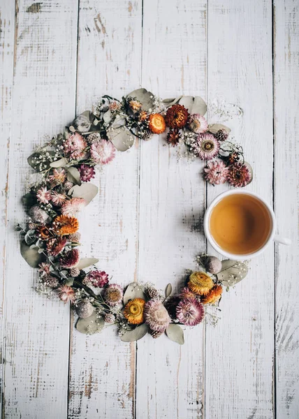 Marco Redondo Con Flores Secas Ramas Eucalipto Con Taza Sobre — Foto de Stock