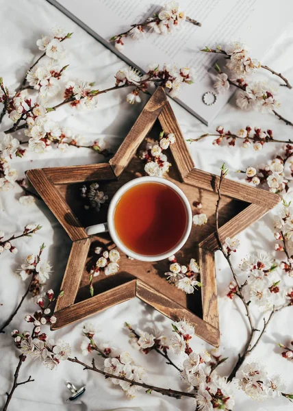 Taza Aromático Sobre Tabla Madera Forma Estrella Cama Con Flores — Foto de Stock