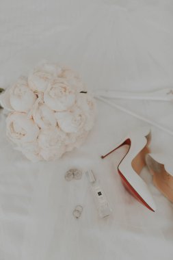 Beyaz arka planda beyaz çiçekli beyaz gelinlik tepeleri