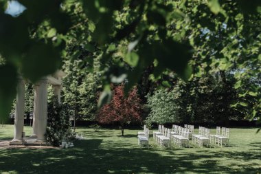 Düğün için beyaz sandalyeli muhteşem bahçe manzarası.