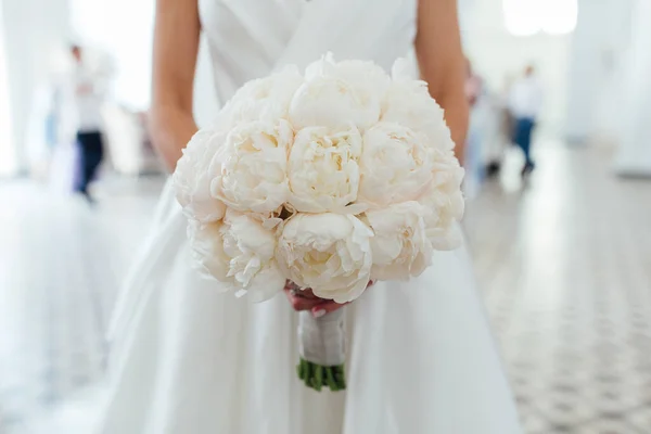 Schöne Braut Weißen Brautkleid Mit Einem Strauß Weißer Blumen — Stockfoto