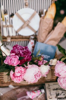 Pembe şakayıklı piknik sepeti