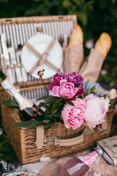 Picnic Basket Pink Peonies — Stock Photo, Image