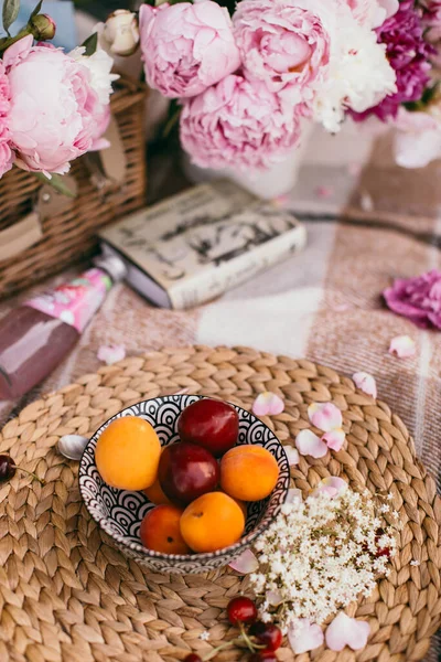 Peonías Frutas Frescas Picnic — Foto de Stock