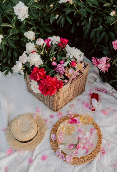 Cesta Con Peonías Copas Champán Picnic — Foto de Stock