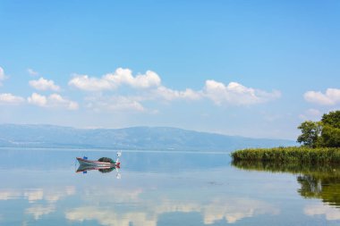Tek ahşap kayık Gölü su yansıması ile