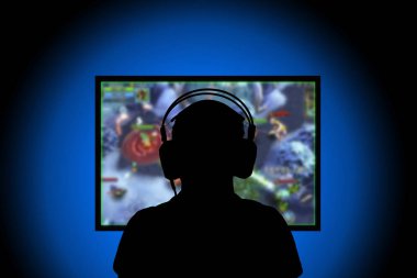 Siluet, genç adam evde pc video oyunları oynarken