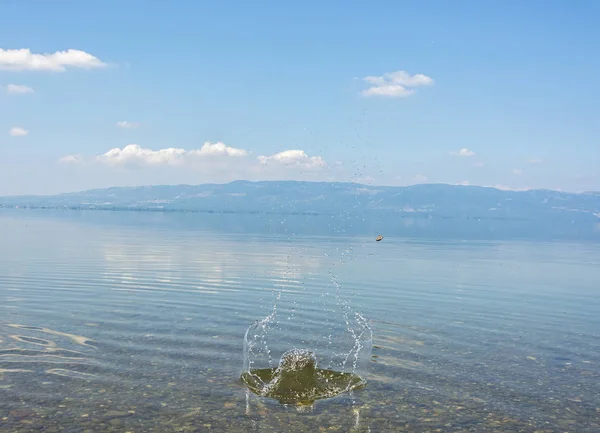 hızlı su yüzeyine sıçrayan taş