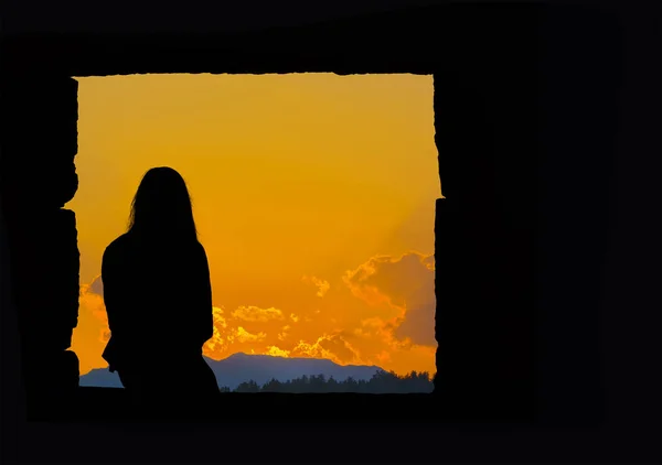 Silueta Chica Solitaria Sentado Atardecer — Foto de Stock