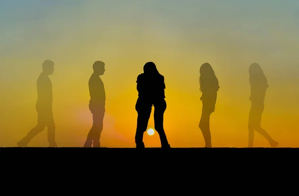 Twee Geliefden Ontmoeten Bij Zonsondergang — Stockfoto