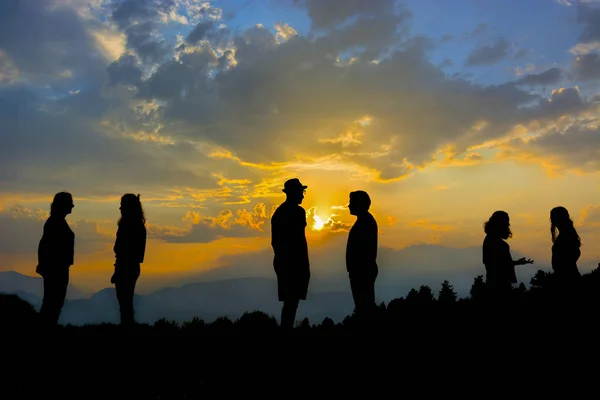 Mensen Chatten Bij Zonsondergang Rechtenvrije Stockafbeeldingen