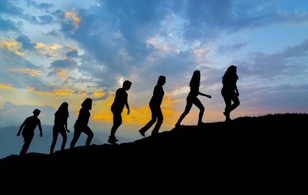 Zeven Vrienden Lopen Bergpad Zonsondergang Stockafbeelding