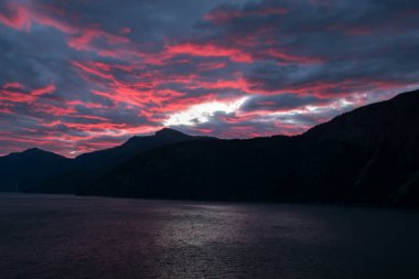 Norveç, Eidfjords fiyortlarının üzerinde gün batımı