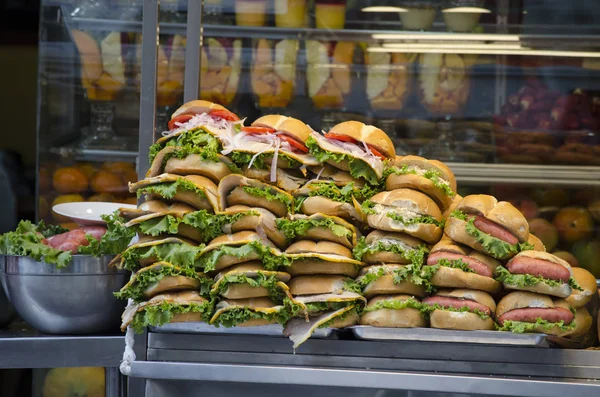 Başkan Tocando la flauta en un parque de Lima.