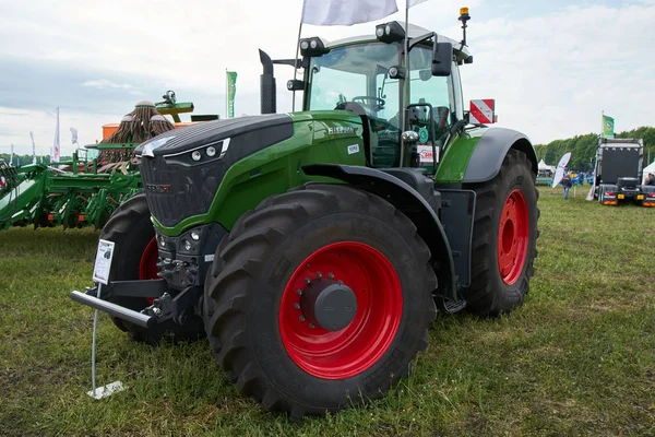 Fundo Trator Verde Vintage No Campo Fundo, Foto Do Trator John Deere Imagem  de plano de fundo para download gratuito