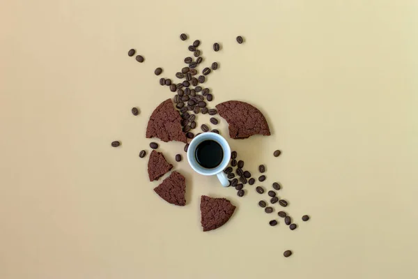  Kahveli kahve çekirdekleri. Kahve ve kurabiye.