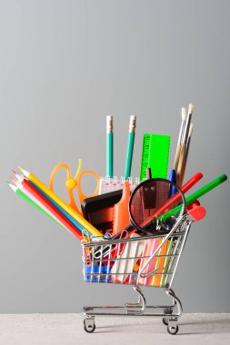 Küçük alışveriş sepeti ile çeşitli okul malzemeleri