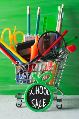 Alışveriş sepeti çeşitli office ile oyuncak ayakta okul Satılık yazma ile rozet yakınındaki malzemeleri