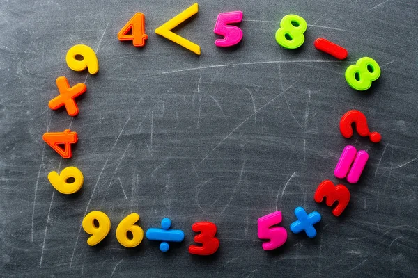 Прості Математичні Вправи Лежать Поверхні Чистої Дошки — стокове фото