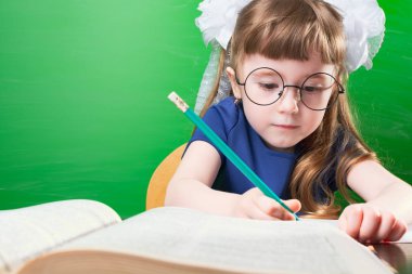 El ile çalışan kuyrukları ile gözlük ve mavi t-shirt kadın çocuk odaklı